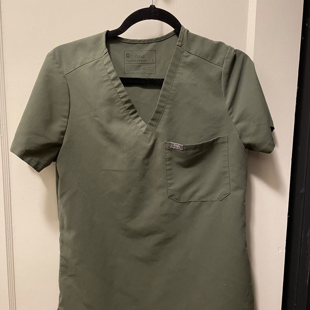 Olive Scrub top, one pocket